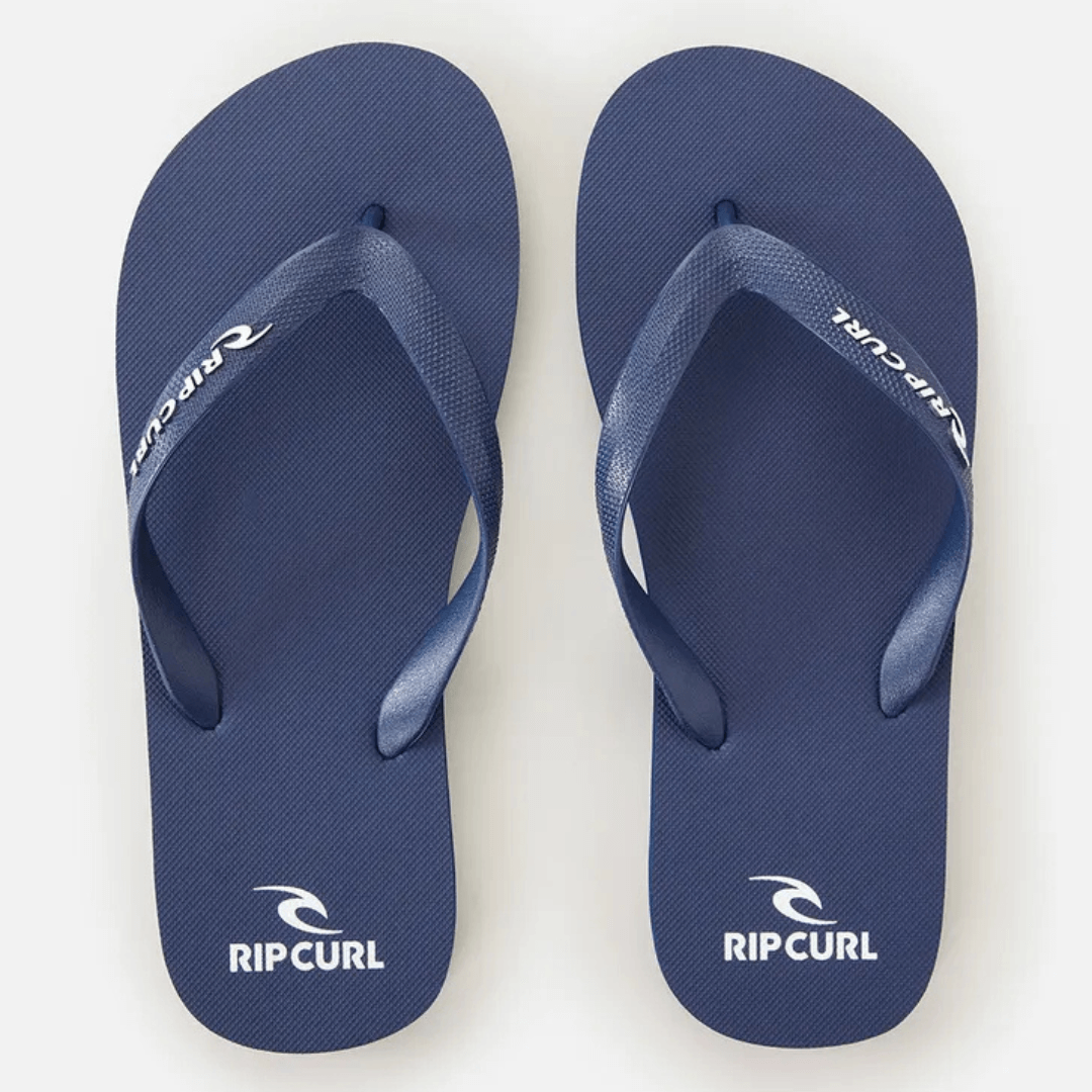 Rip Curl Brand Logo Bloom Thongs available at Stewart’s Menswear Mullumbimby. Men’s eco-friendly thongs with BLOOM™ algae foam sole and ergonomic strap. Navy with white logo on heel and on straps.