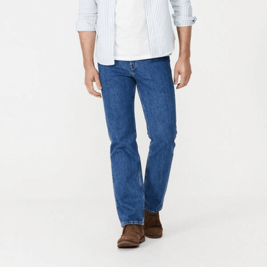 Stewart's Menswear Mullumbimby Levi Jeans 516 straight. Levi’s® 516™ Straight Jeans are a perfect regular straight fit for wearing every day. A classic straight leg style, these jeans are perfect to dress up or down.  Colour is Stonewash, Front View.