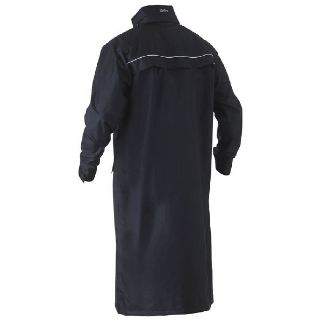 Stewart's Menswear Bisley long raincoat, unisex, navy, back view. Bisley's long raincoat is made with waterproof and non-breathable fabric. A waterproof rating of up to 10,000mm and H20 and seam-sealed construction together with it's long length ensures you will stay dry even in the heaviest rain. This long raincoat is ideal for people who work outdoors. The coat can also be used for hiking, camping, or any other outdoor activity where rain is a possibility.