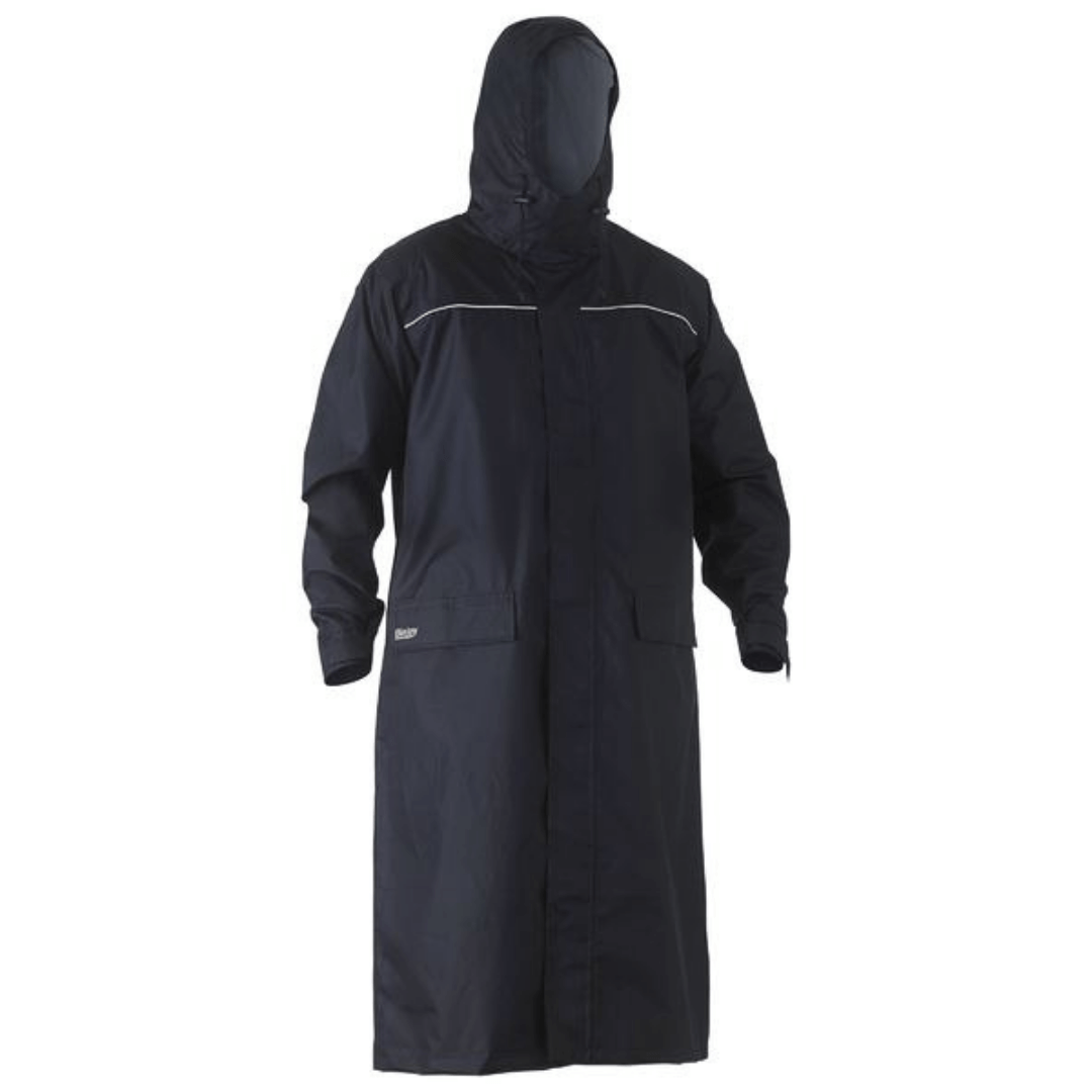 Stewart's Menswear Bisley long raincoat, unisex, navy, front view. Bisley's long raincoat is made with waterproof and non-breathable fabric. A waterproof rating of up to 10,000mm and H20 and seam-sealed construction together with it's long length ensures you will stay dry even in the heaviest rain. This long raincoat is ideal for people who work outdoors. The coat can also be used for hiking, camping, or any other outdoor activity where rain is a possibility.