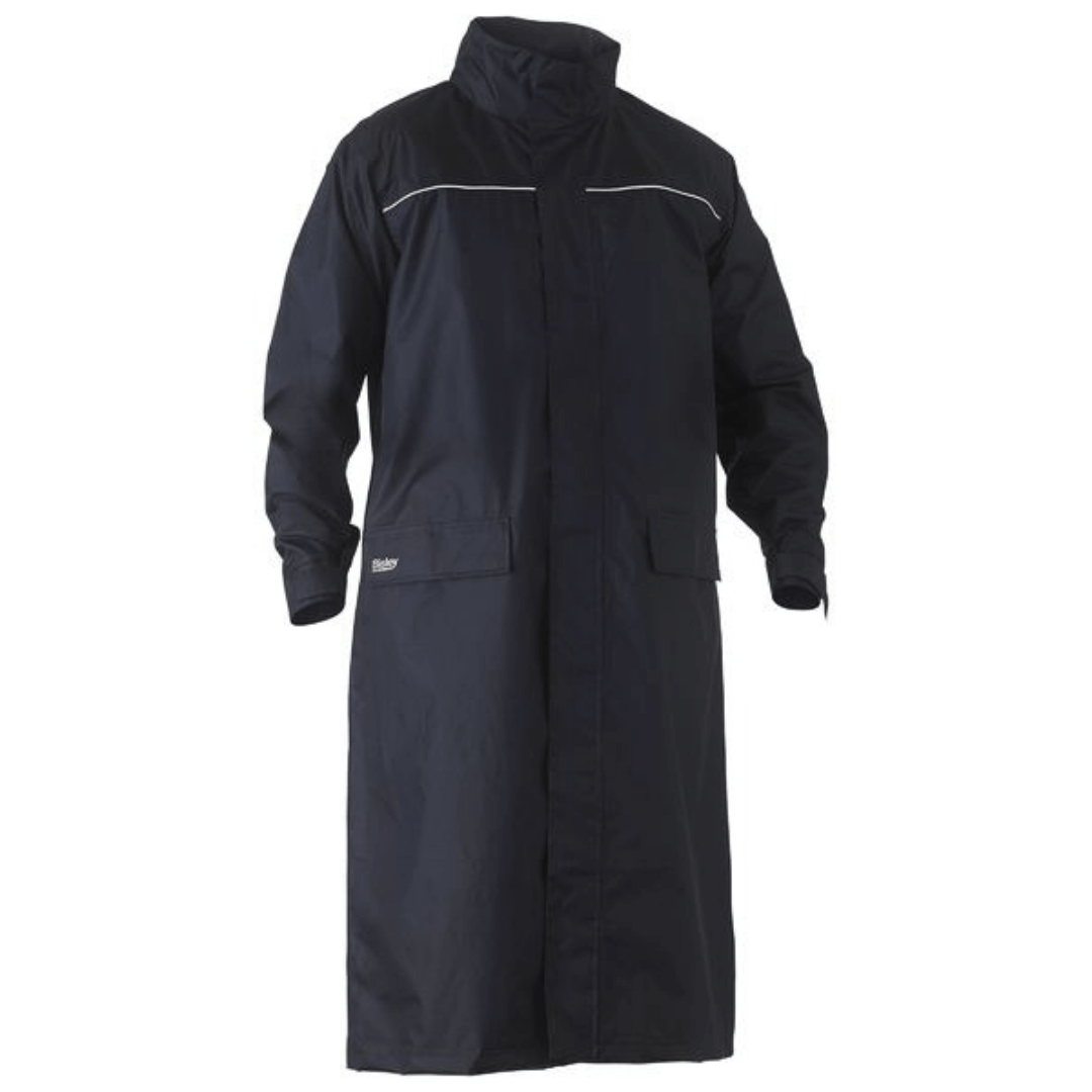 Stewart's Menswear Bisley long raincoat, unisex, navy, front view. Bisley's long raincoat is made with waterproof and non-breathable fabric. A waterproof rating of up to 10,000mm and H20 and seam-sealed construction together with it's long length ensures you will stay dry even in the heaviest rain. This long raincoat is ideal for people who work outdoors. The coat can also be used for hiking, camping, or any other outdoor activity where rain is a possibility.